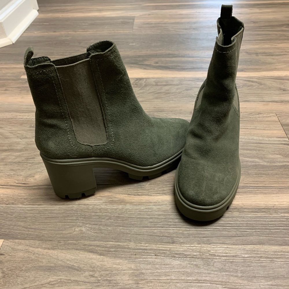 New without tags tan pull on heeled boots